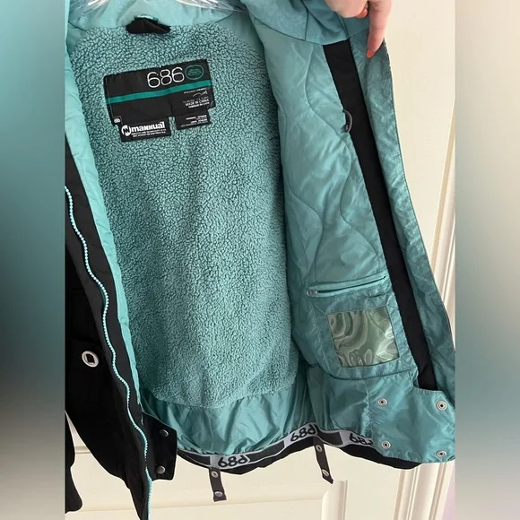 686 Mannual Women’s Insulated Snowboarding Jacket in Black - Picture 6 of 12